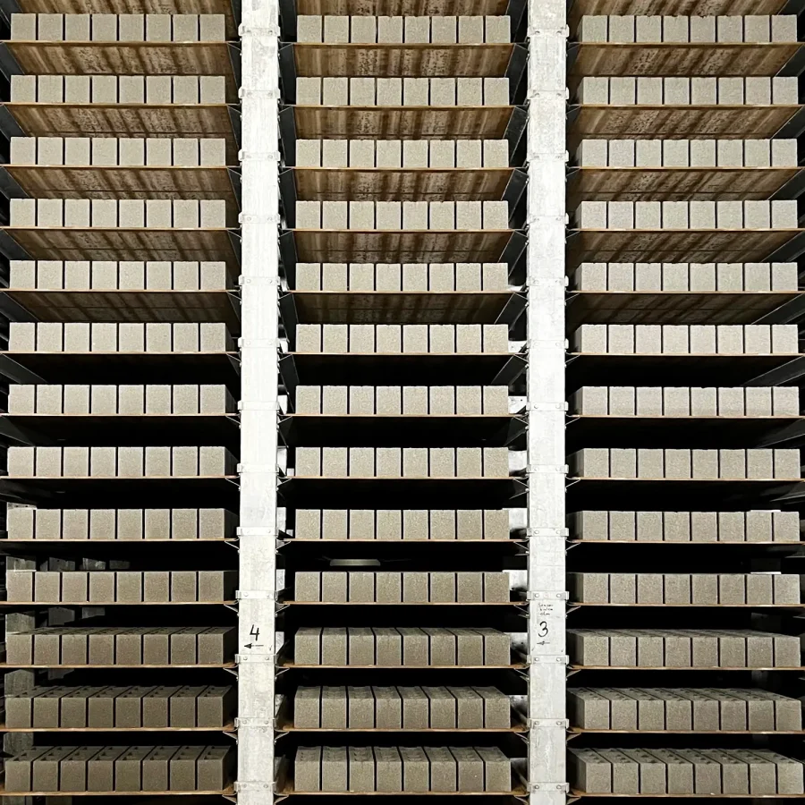 Uitharden van blokken door <mark>carbonatatie</mark>